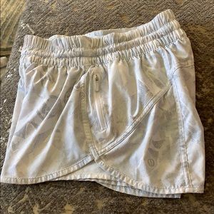 Lululemon Tracker V 4” shorts